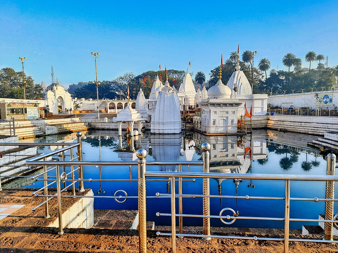 नर्मदा उद्गम कुंड और मंदिर परिसर