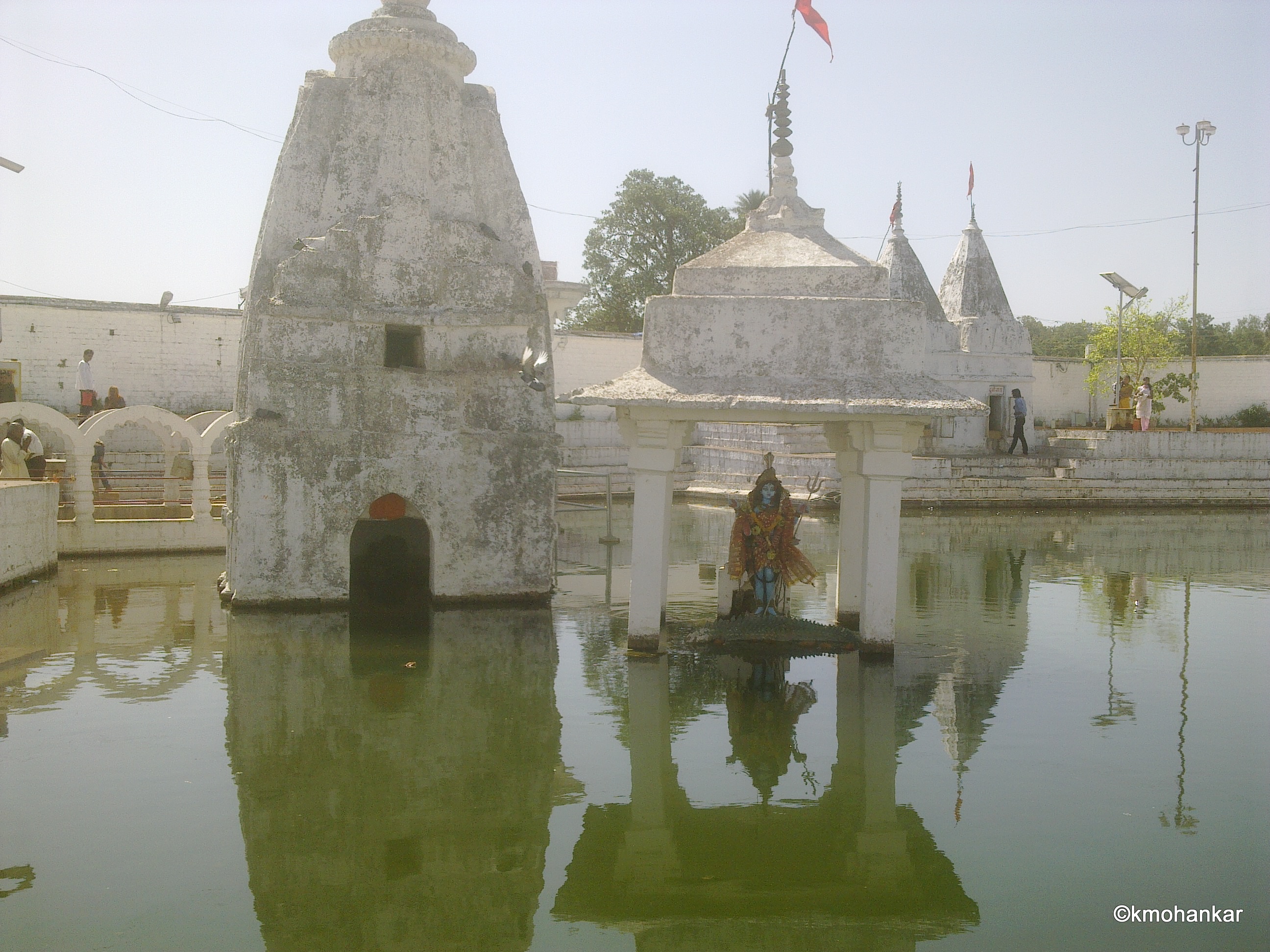 अमरकंटक का नर्मदा उद्गम कुंड और उसके चारों ओर मंदिर